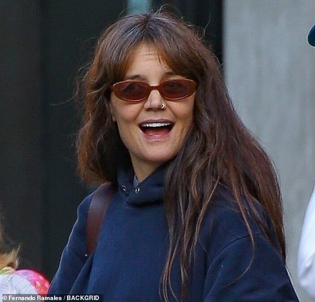 Katie Holmes 44 Embraces Her Gray Roots During A Relaxed Encounter With A Man In New York City 