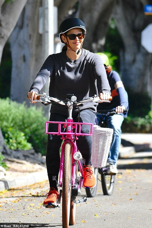 Jennifer Garner and Her Daughter Seraphina, 14, Share a Joyful Bike ...