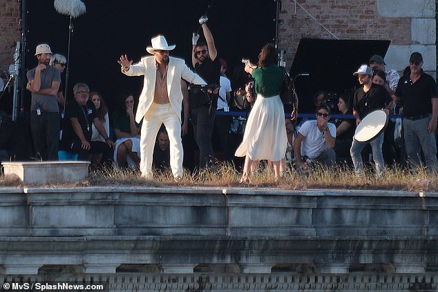 Jason Momoa from Aquaman and Gal Gadot, known for her role in Wonder Woman, spotted filming scenes in Venice for the upcoming film “In The Hand Of Dante” in its early production stages.