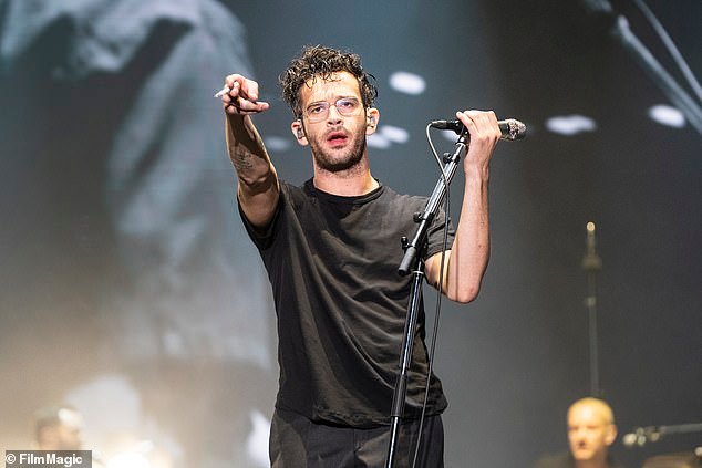 Matty Healy and The 1975 Deliver a Dynamic Performance in Texas as Taylor Swift’s ex, alongside new boyfriend Travis Kelce