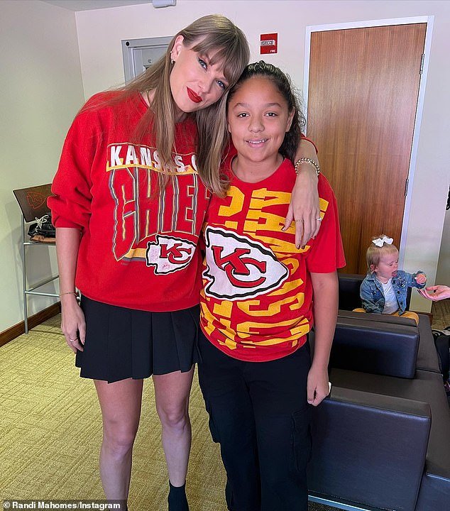 Randi Martin, Mother of Patrick Mahomes, Shares Heartwarming Moment of Taylor Swift’s Kindness Towards Her Daughter Mia, 12, at Chiefs Game