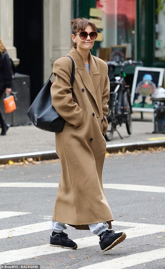 Katie Holmes Takes Inspiration From Jackie O With Oversized Sunglasses ...