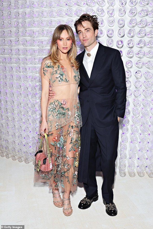 Suki Waterhouse and Robert Pattinson Confirm Engagement: Couple ...