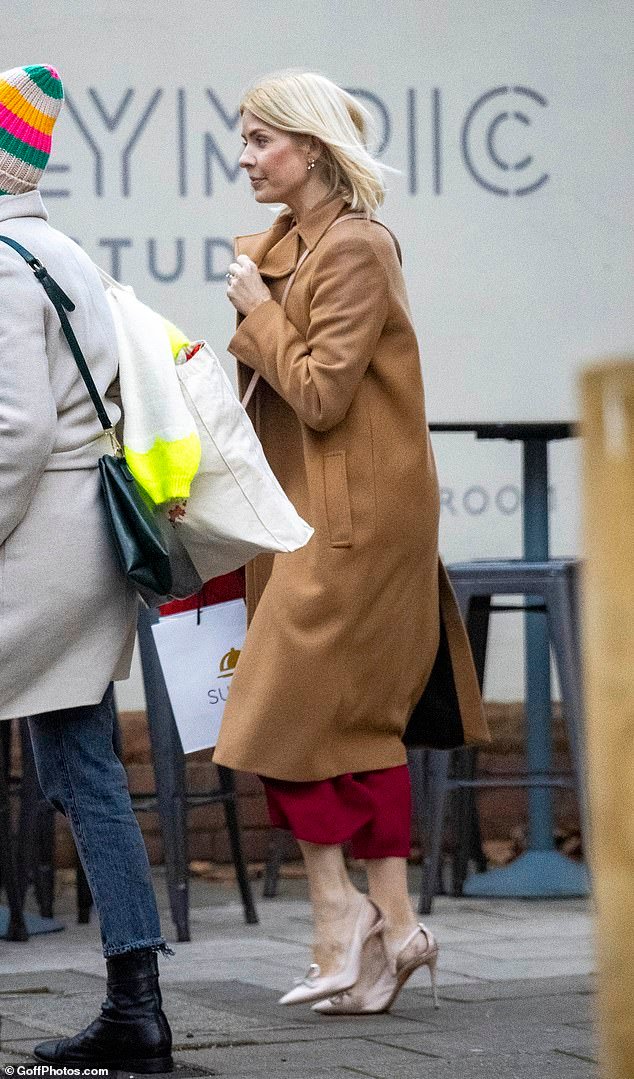 79251449 12893533 Holly Willoughby has been seen for the first time since quitting a 22 1703245684915