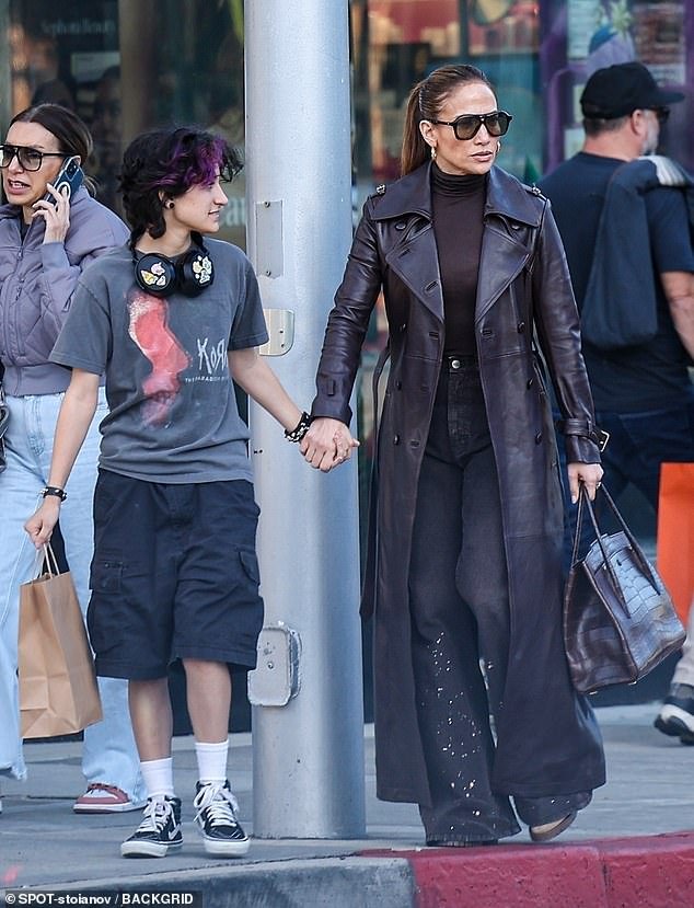 Jennifer Lopez enjoys pizza as she does last-minute holiday shopping with her 15-year-old daughter Emme in Beverly Hills