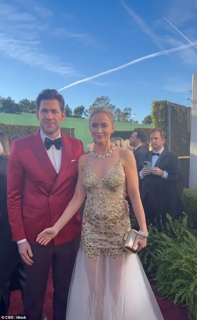 Controversy Erupts as Fans Speculate on John Krasinski’s Words to Emily Blunt in Viral Golden Globes 2024 Video, Some Suggesting Possible Divorce Mention