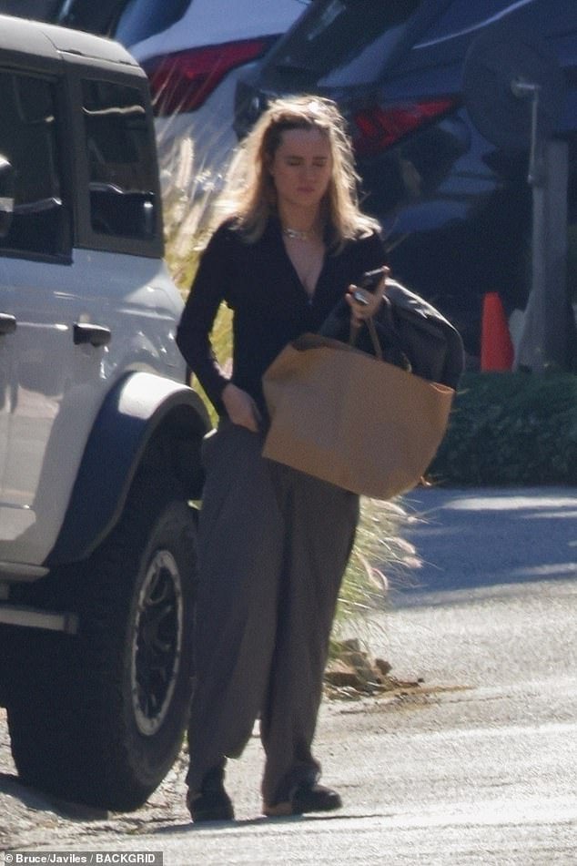 Suki Waterhouse, Robert Pattinson’s Pregnant Fiancée, Stays Warm While Visiting a Friend in LA