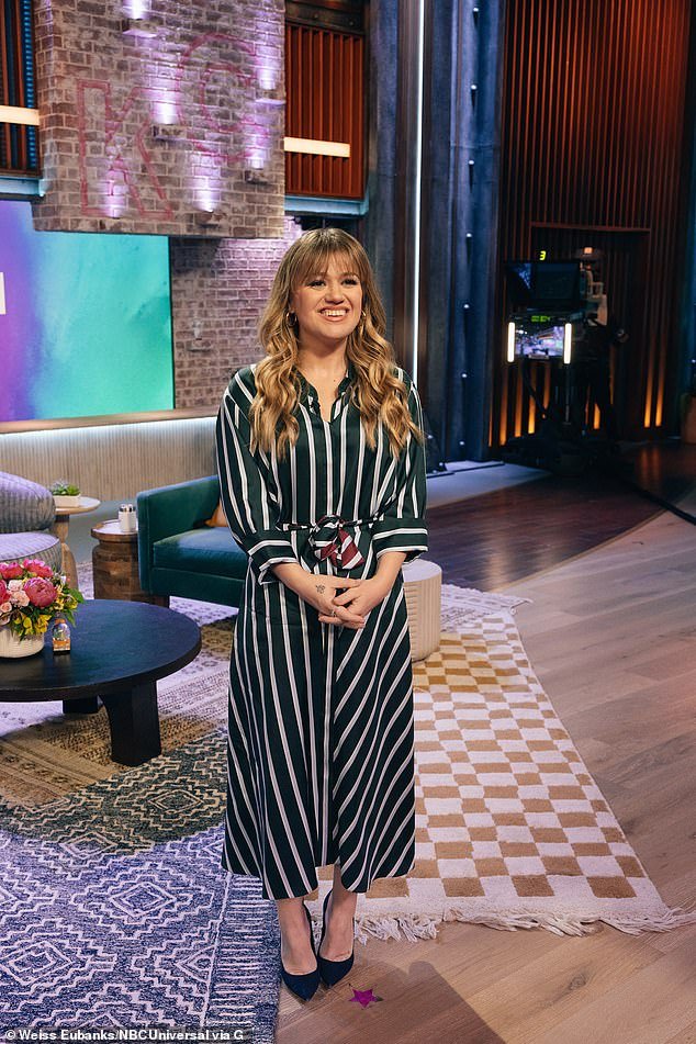 Kelly Clarkson, 41, Stuns in Striped Dress as She Discusses Michael Buble’s Polar Bear Scare, Opens Up About Her Weight Loss Journey