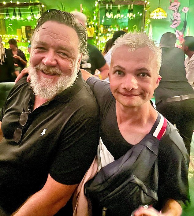 Russell Crowe’s Heartwarming Encounter with Fan at Gold Coast Concert, Joined by Girlfriend Britney Theriot and Son Charles