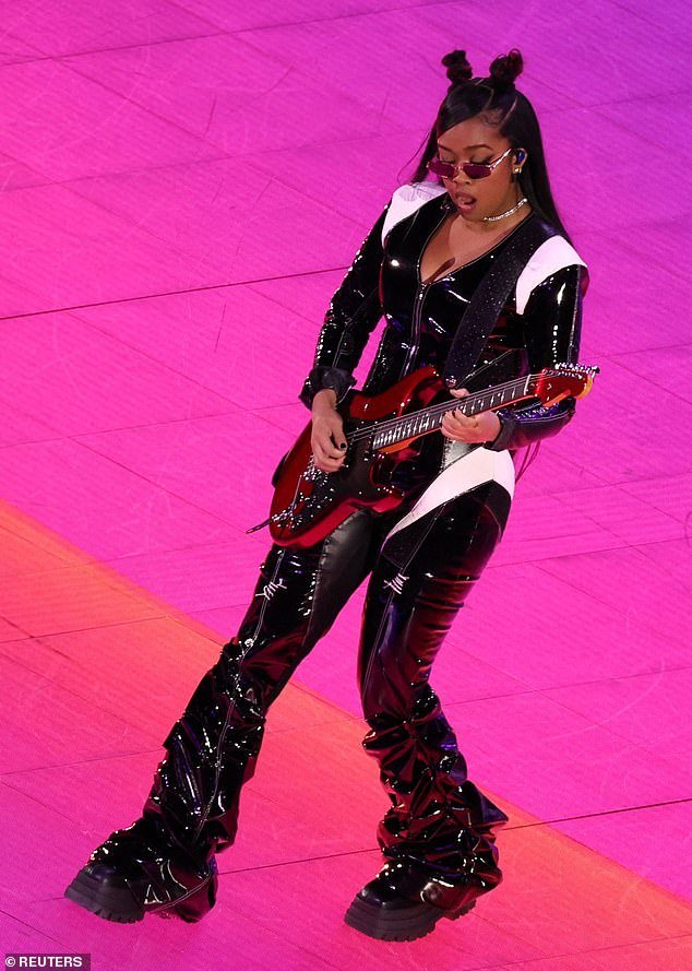 Super Bowl 2024 halftime show sparks social media frenzy: Fans mistake H.E.R. for NORTH WEST, criticize Usher’s sound quality, but praise his resilience despite technical issues