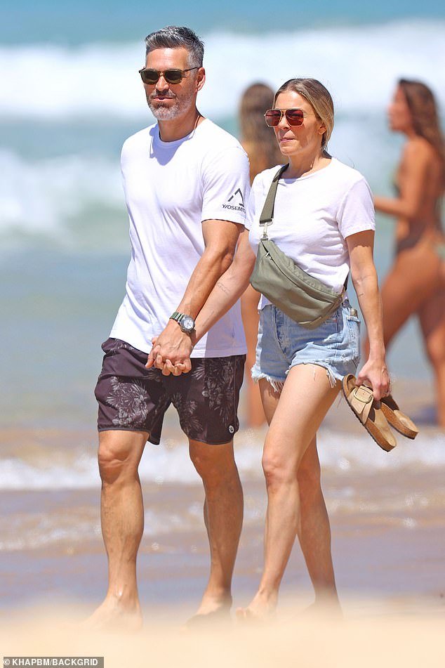 LeAnn Rimes and Eddie Cibrian show their love as they take a leisurely walk on Sydney’s Bondi Beach