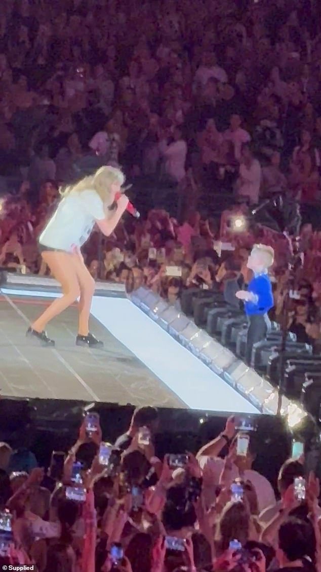 Delightful Moment: Young Swiftie Experiences the Time of His Life with Taylor Swift’s Fedora as She Serenades Him