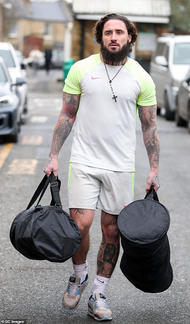 Stephen Bear reluctantly agrees to enter the world of prize fighting in order to make money, signing up for a competition against Katie Price’s former partner Kris Boyson after serving time in prison.