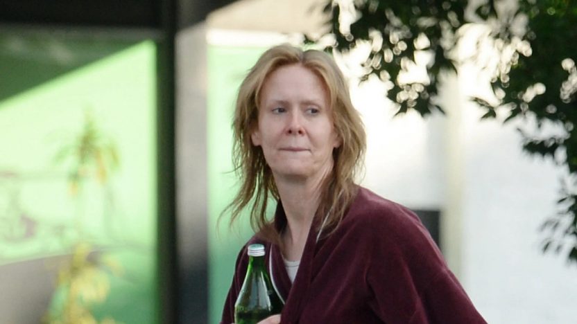 A-list Actress Unrecognizable in Robe and Slippers – Guess Who?