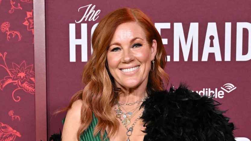 ’90s Bombshell in Plunging Green Gown: A Rare Red Carpet Comeback’