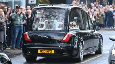Fans Line the Streets to Bid Farewell to Gary ‘Mani’ Mounfield, 63, After His Death