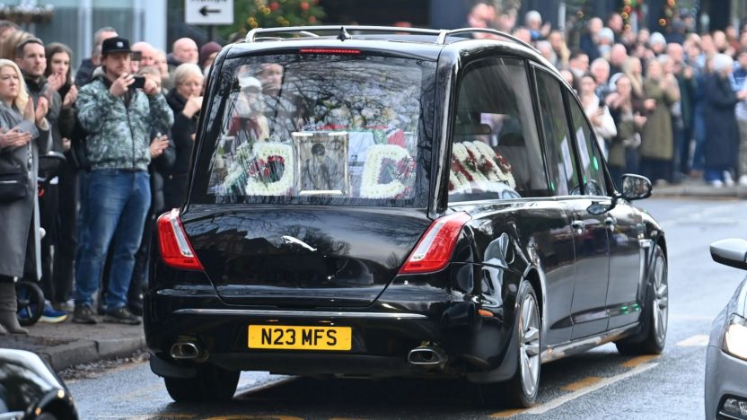 Fans Line the Streets to Bid Farewell to Gary ‘Mani’ Mounfield, 63, After His Death