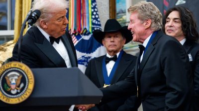 Brit Sitcom Legend Receives Medal from Trump – Remember His Catchphrase?